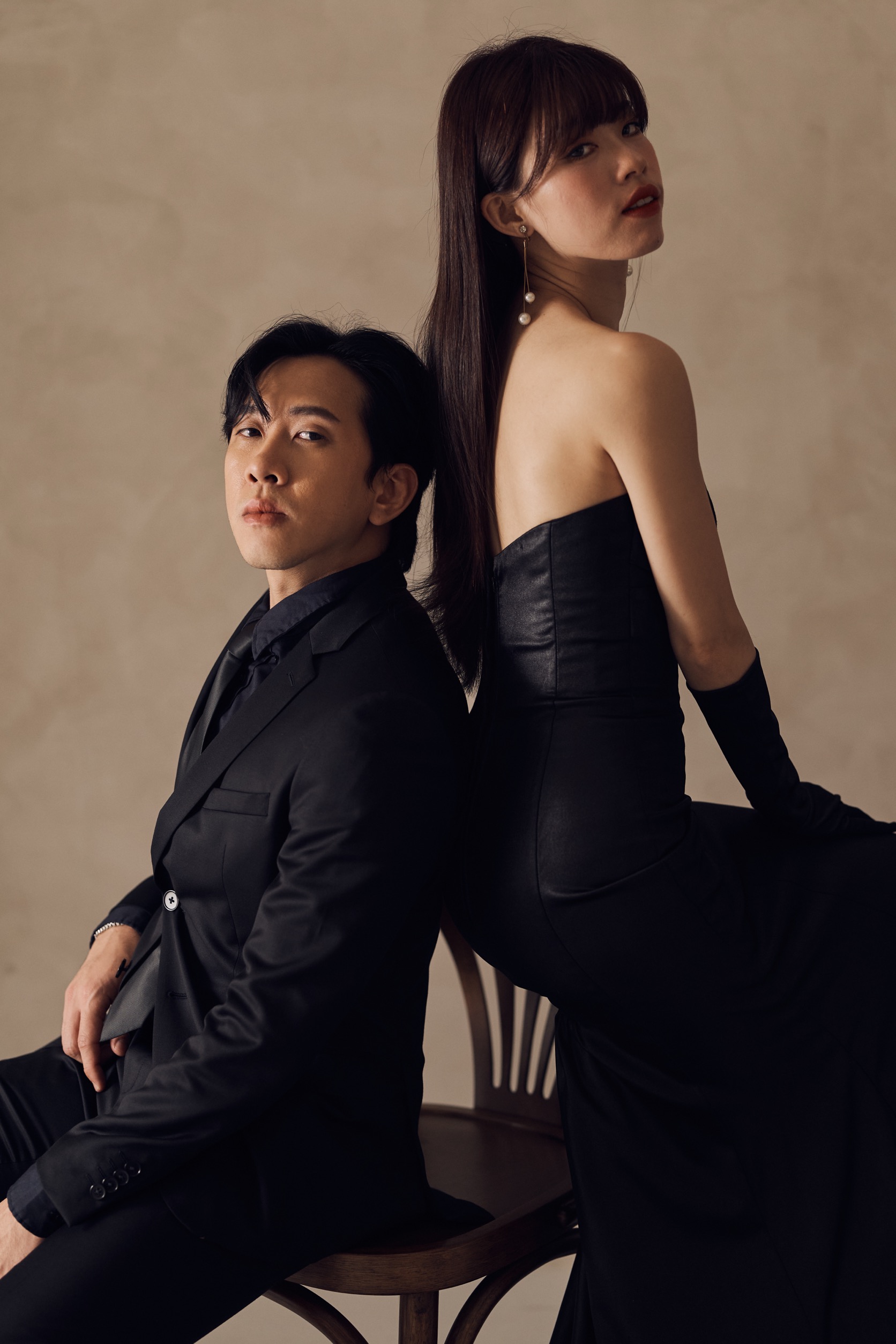 新郎新娘穿黑色禮服背靠背拍攝婚紗照